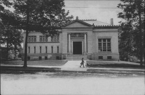 Biblioteca de Greenwich hacia 1920. Postal de la época.
