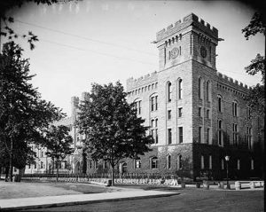 The Academic Building hacia 1915. Imagen procedente de Library of Congress.