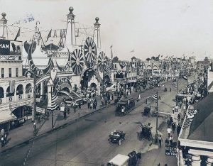 Surf Avenue, Coney Island, en 1912. Imagen procedente de Library of Congress.