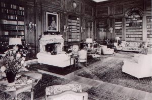 Interior de Oheka Castle, posible inspiración de la mansión de Jay Gatsby, hacia 1920. Fuente desconocida.