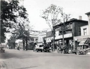 Taller de reparación de automóviles en Corona Ash Dumpen 1924. Fuente desconocida. 