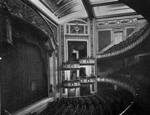 Interior del Cort Theatre en diciembre de 1913. Imagen procedente de Wikipedia.