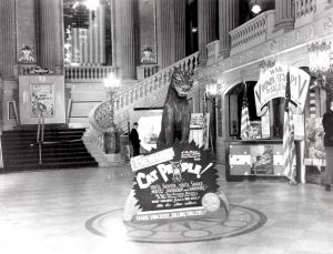 Lobby del Rialto Theatre el 5 de diciembre de 1942. Imagen procedente de Wikipedia.