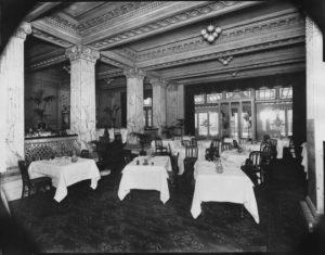 Interior del Café des Beaux Arts a principios del siglo XX. Imagen procedente de Digital Culture of Metropolitan New York.