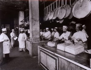 Cocina del Delmonico's a en 1902. Imagen procedente de Wikipedia.