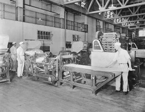 Operarios de National Biscuit Company en 1917. Imagen procedente de Wikipedia.