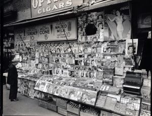 Quiosco de prensa hacia 1930. Imagen procedente de New York Public Library. 