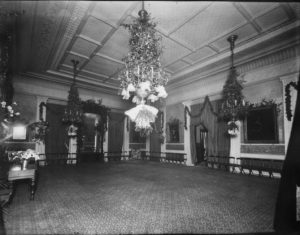 Salón de baile del Hotel Astor a principios del siglo XX. Imagen procedente de Digital Culture of Metropolitan New York.