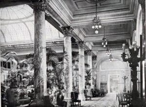 Corredor principal del Plaza Hotel en 1907. Imagen procedente de New York Public Library. 