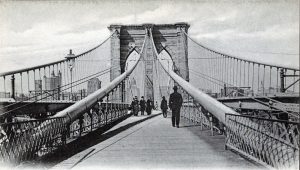 Peatones en Brooklyn Bridge hacia 1910. Imagen procedente de Library of Congress.