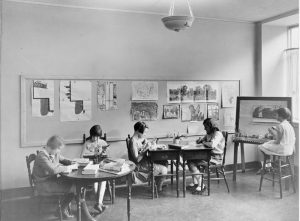 Alumnas en clase de arte en febrero de 1930. Imagen procedente de Library of Congress.