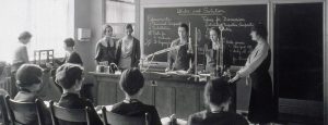 Alumnas en clase de química a principios del siglo XX. Imagen procedente de Spence School.