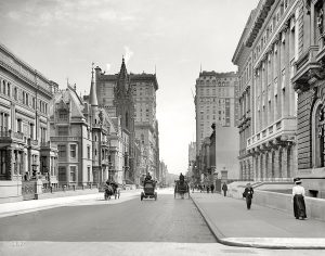 Fifth Avenue en 1908 con St. Thomas Church a la izquierda. Imagen procedente de Wikipedia.