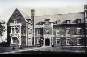 Cap and Gown en 1908. Imagen procedente de Princeton University Archives.