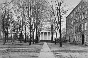 Clio Hall, con West College a la derecha, en 1873. Imagen procedente de Princeton University Archives.