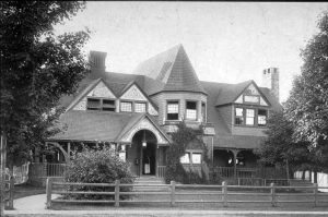 Antigua sede del Ivy Club, en 40 Prospect Avenue (actual emplazamiento del Colonial Club), en 1890. Imagen procedente de Princeton University Archives.