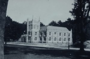 Murray-Dodge Hall hacia 1900. Imagen procedente de Princeton University Archives.