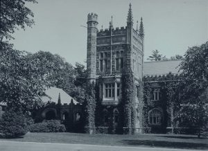 Murray-Dodge Hall hacia 1920. Imagen procedente de Princeton University Archives.