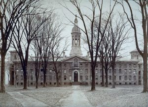 Nassau Hall en 1874. Imagen procedente de Princeton University Archives.