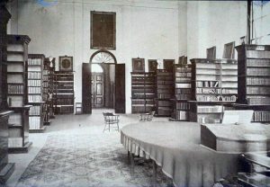 Una de las bibliotecas de Nassau Hall a finales del siglo XIX. Imagen procedente de Princeton University Archives.